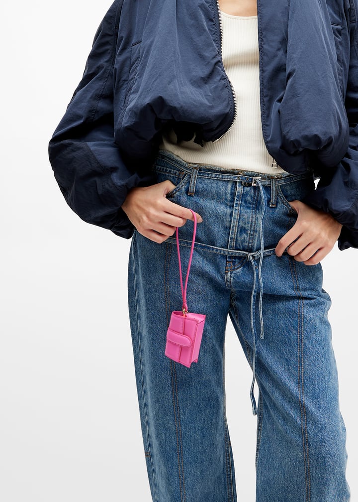 スマホケース・テックアクセサリーその他 JACQUEMUS \"THE BABY DOORS\" AIRPODS CASE (233SL117_3000990) The Bambino flap case by JACQUEMUS | Official website