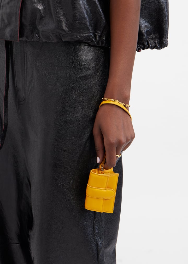 【Jacquemus】レザー Airpodsケース Le Porte Bambino AirPods case in black - Jacquemus | Mytheresa