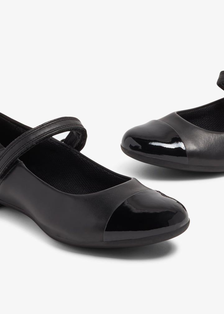 26149557-black_3.jpg?ts=20231024143134