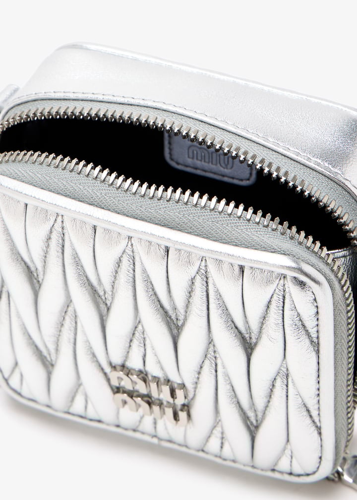 関税込み【Miu Miu】NAPPA LLIZZATA メタリック ミニポーチ Miu Miu Matelassé nappa leather mini pouch for Women