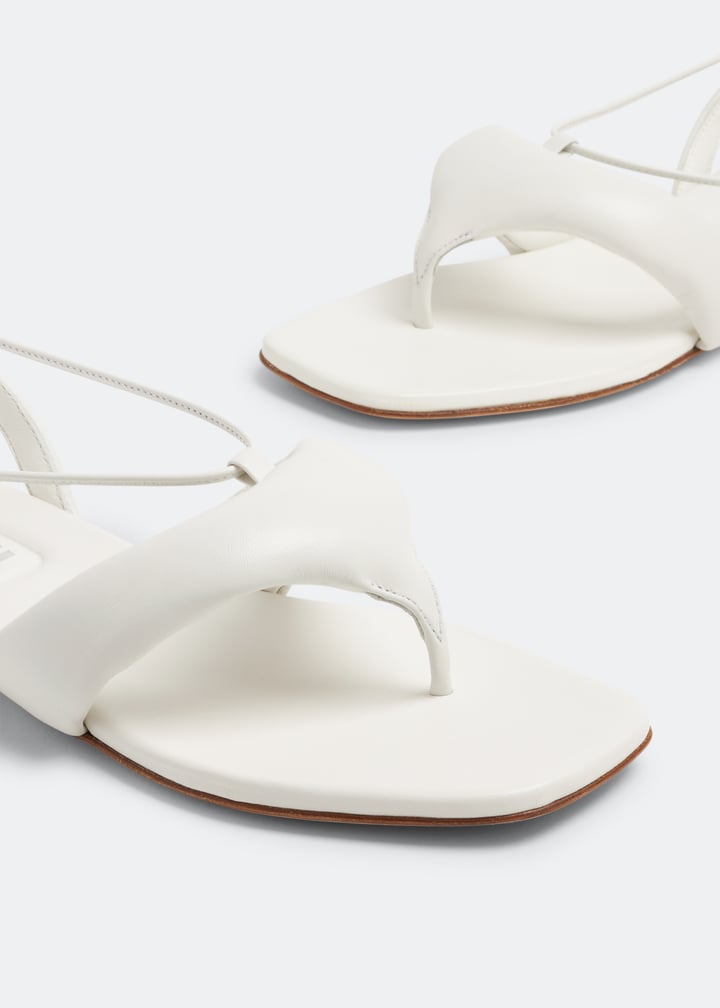 サンダル・ミュール MIUMIU WHITE LEATHER THONG SANDALS Leather thong sandals in white - Miu Miu | Mytheresa