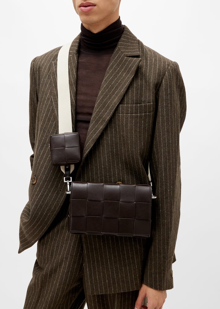 ショルダーバッグ BOTTEGA VENETA DARK BROWN LEATHER CASSETTE CROSSBODY BAG Bottega Veneta Medium Cassette strap bag for Men - Brown in