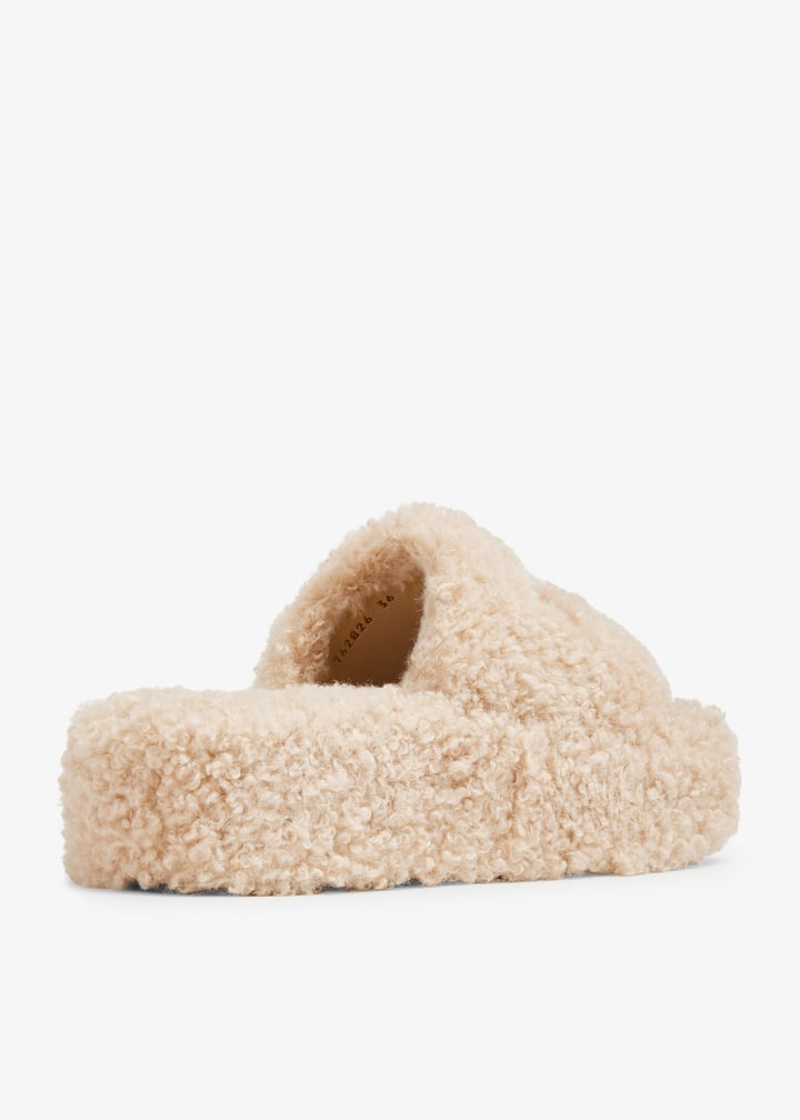 【新品未使用】BALENCIAGA Furry Slide 35 ベージュ Balenciaga Furry Slide Sandals | Saks Fifth Avenue
