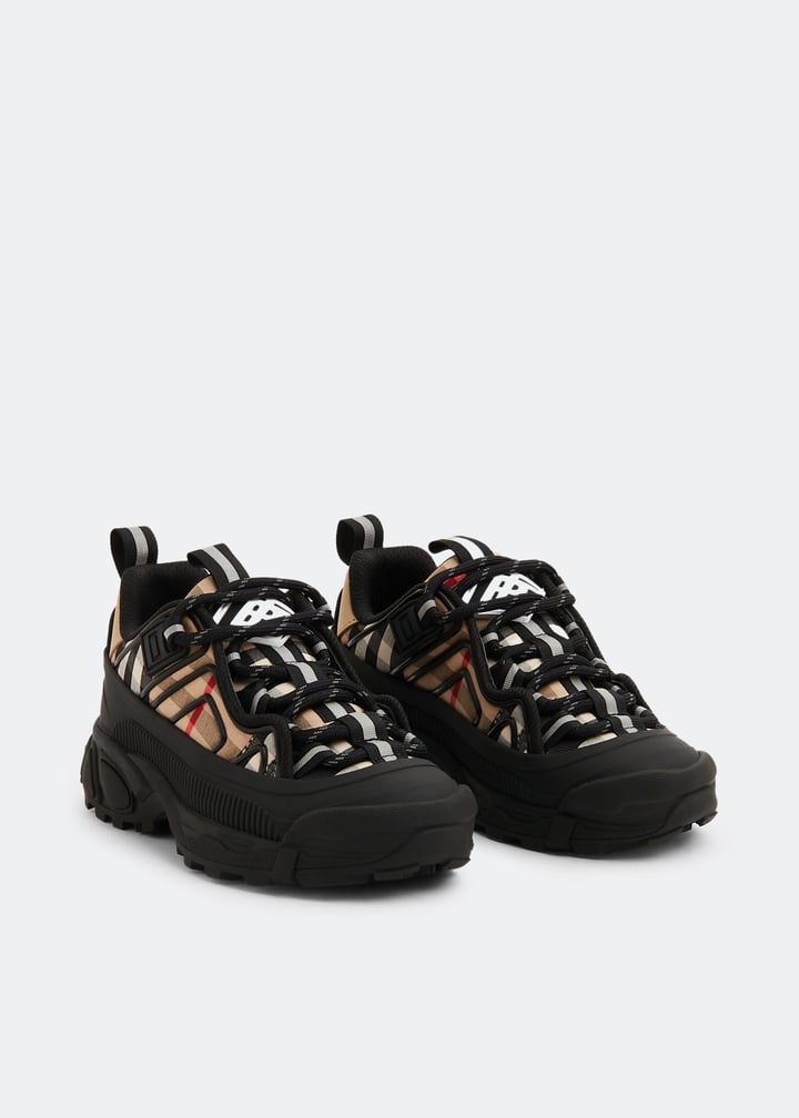 Burberry Arthur sneakers for Boy - Black in UAE | Level Shoes