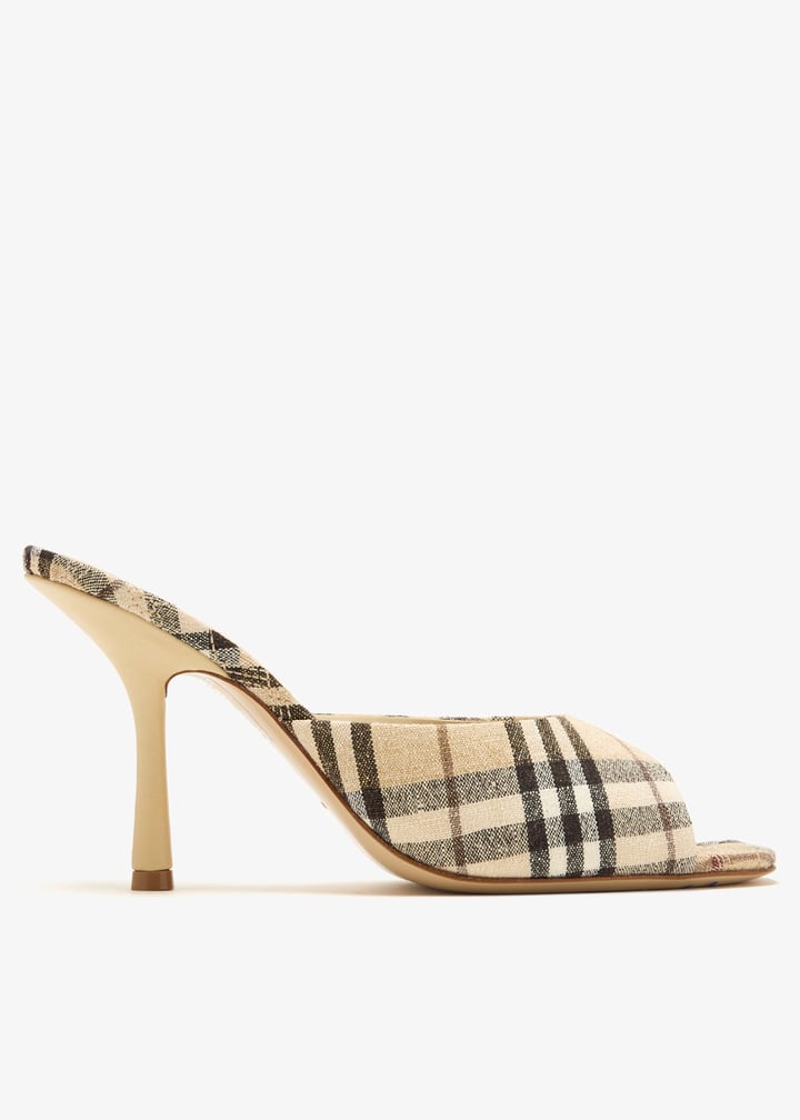 サンダル・ミュール BURBERRY EMBROIDERED FABRIC MEWS MULES Burberry Mews mules for Women - Printed in UAE | Level Shoes