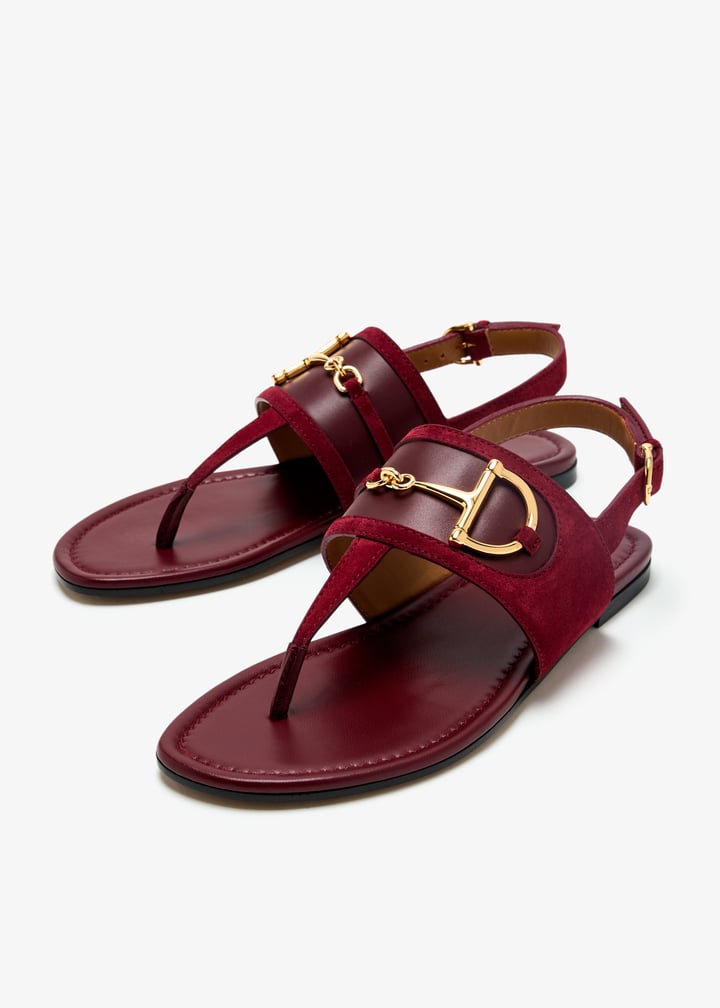 サンダル・ミュール Gucci Burgundy Leather Thong Sandals Women's thong sandal with Horsebit in Rosso Ancora rubber
