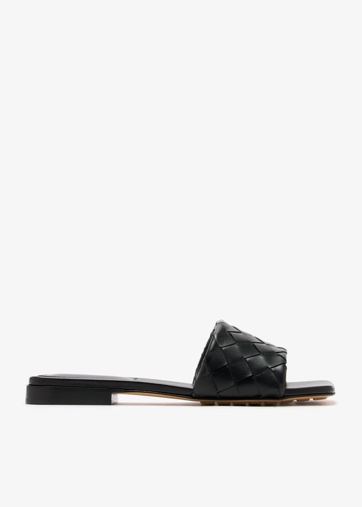 【BOTTEGA VENETA】Flat Sandals/追跡+関税+全国送料込み Bottega Veneta Lambskin Leaf Flat Sandals | Harrods US