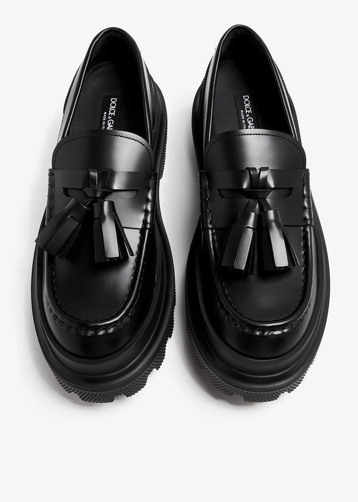 【関税込み】Dolce&Gabbana ブラック ハードウェア ローファー Calfskin slippers in Black for Men | Dolce&Gabbana®