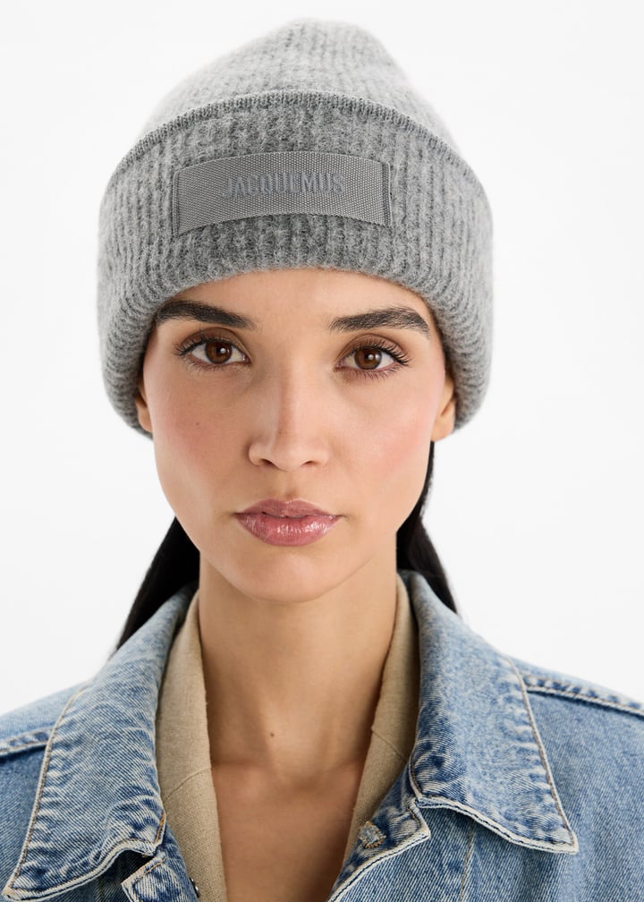 帽子 Jacquemus BEANIES Le bonnet Jacquemus JACQUEMUS Le Bonnet grosgrain-trimmed ribbed-knit beanie