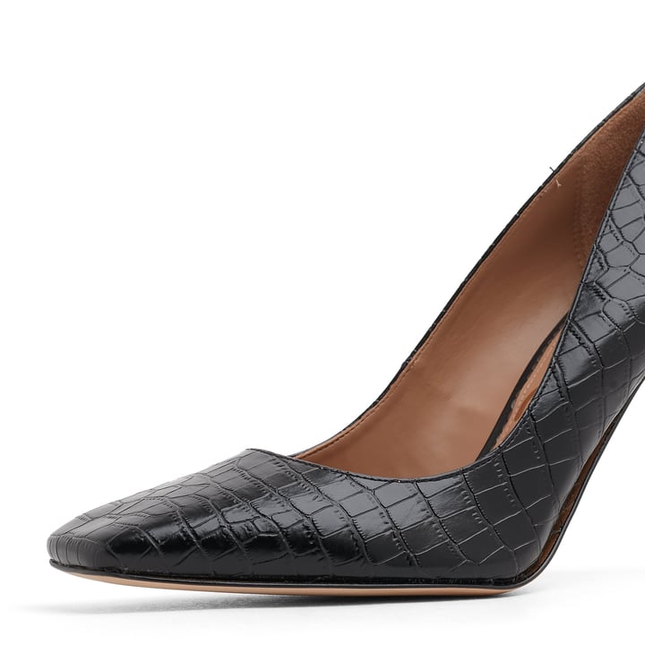 beth-black_3.jpg?ts=20220505183545