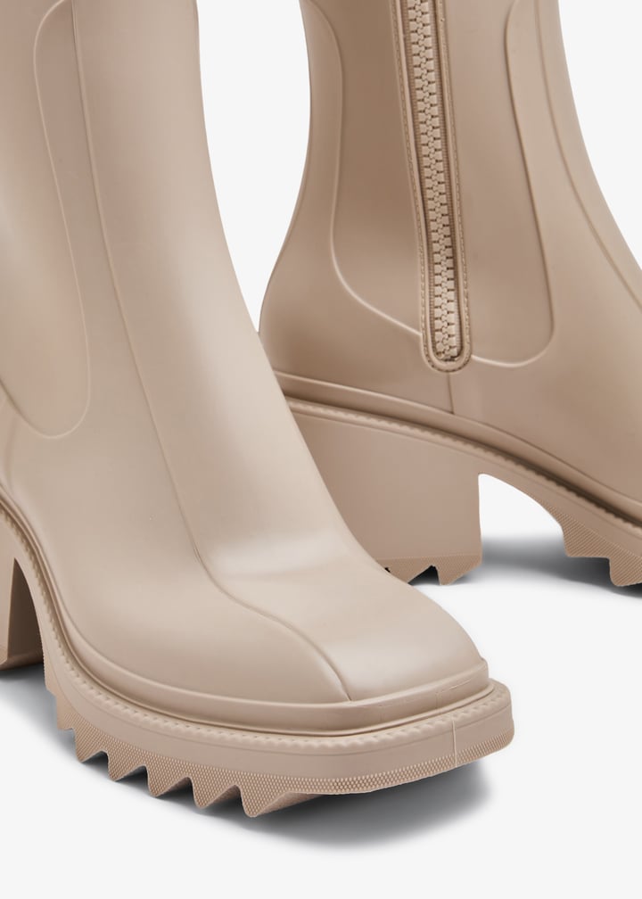 Chloé Betty rain boots for Women - Beige in UAE | Level Shoes