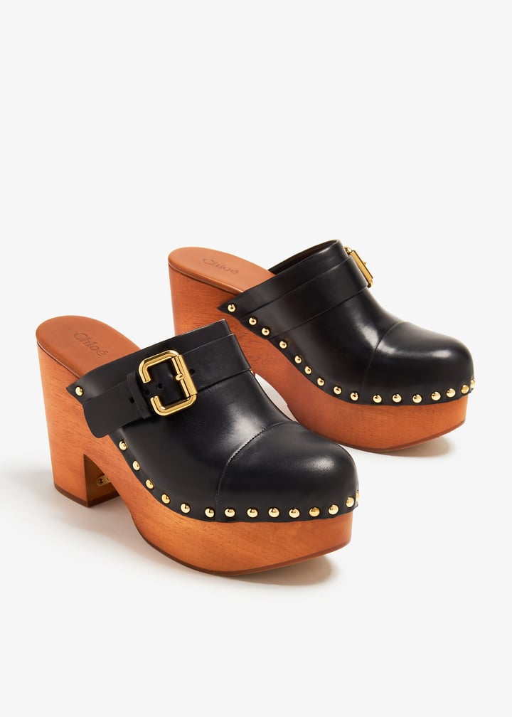 サンダル・ミュール CHLOE JEANNETTE LEATHER CLOGS CHLOÉ Jeannette embellished leather clogs | NET-A-PORTER