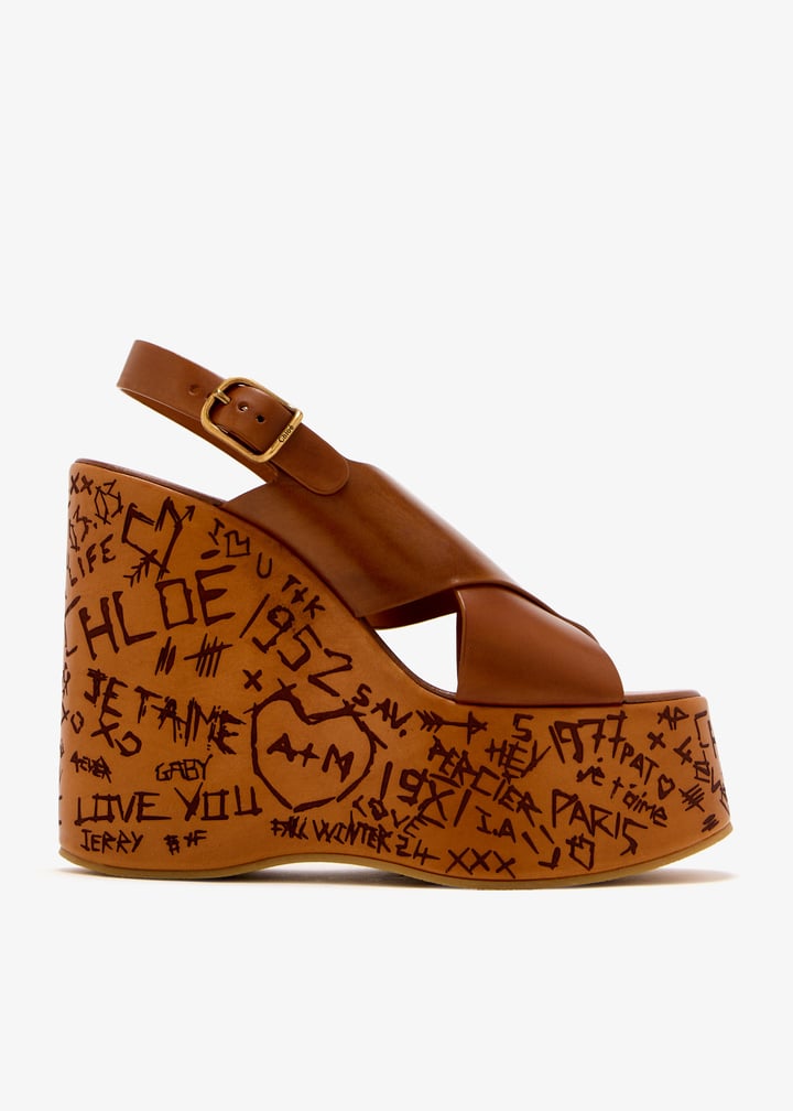 【Chloe】マキシムレザーウェッジ 130mm Chloé Maximeウェッジサンダル の茶色 CHC24A02YLU27T | Chloé JP