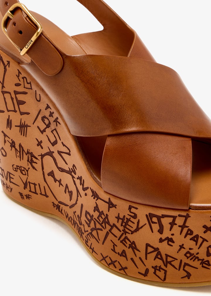 【Chloe】マキシムレザーウェッジ 130mm Chloé Maxime wedge sandals for Women - Brown in UAE | Level