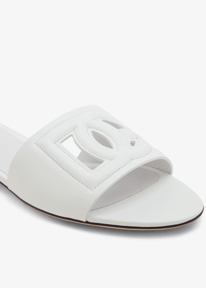 【関税＆送料込み】Dolce & Gabbana White Flat Sandals Patent leather thong sandals with embroidery in White for
