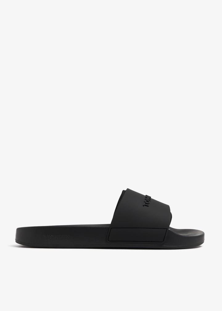 Tommy Hilfiger Embossed logo slides for Men - Black in UAE