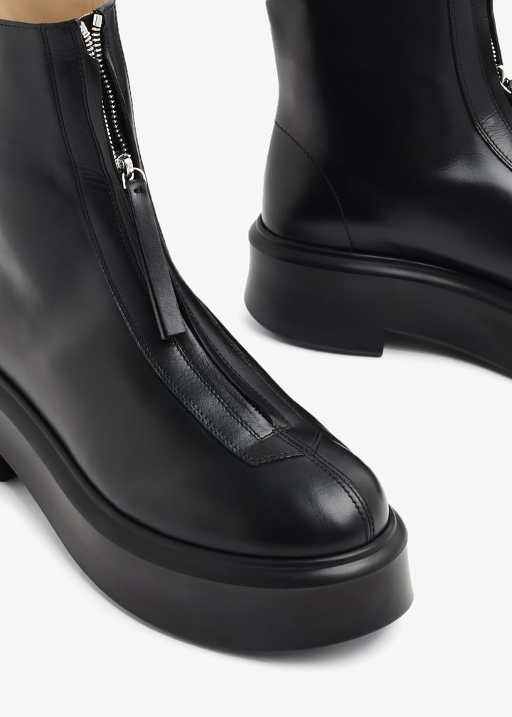 【美品】THE ROW ZIP BOOTS ブラック　39 Zipped 1 leather ankle boots in black - The Row | Mytheresa