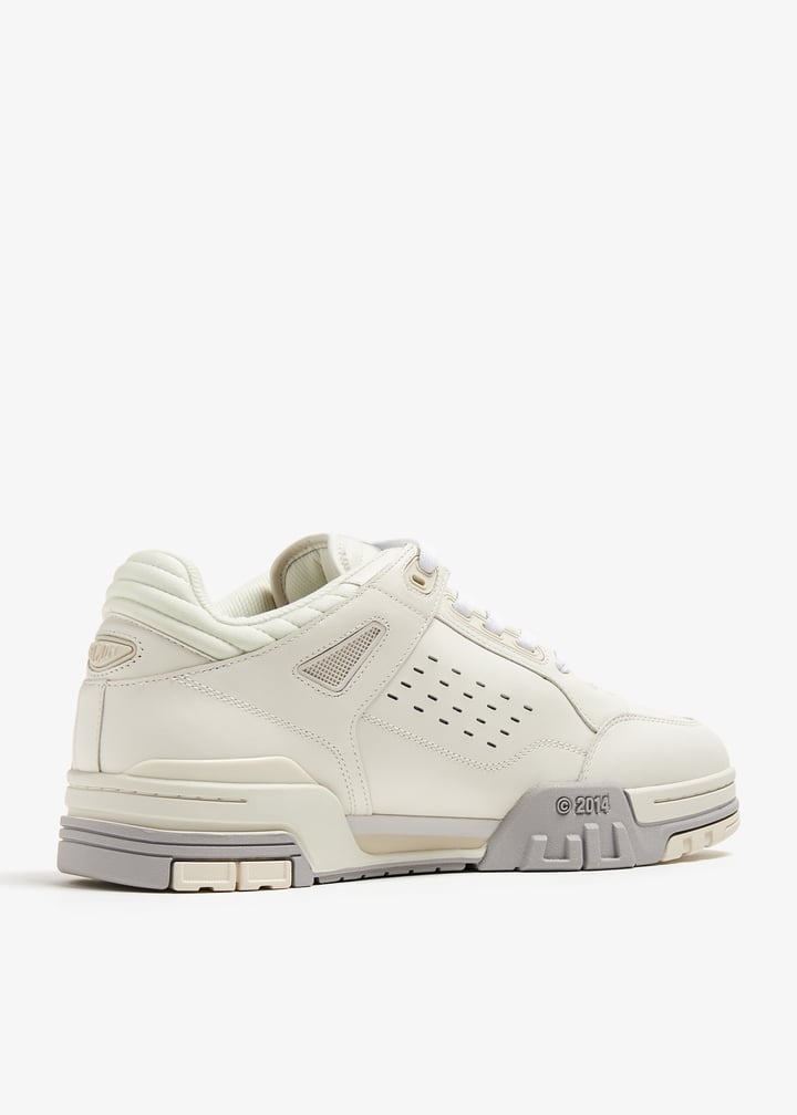 Axel Arigato Onyx sneakers for Men - White in UAE | Level Shoes
