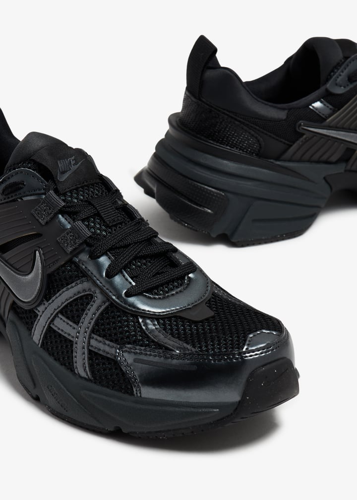 NIKE スニーカー　V2K RUN（Women） Nike V2K Run Women's Shoes. Nike JP