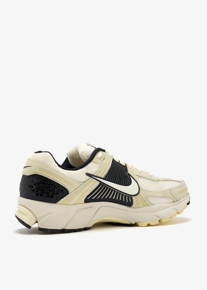 Nike Zoom Vomero 5 sneakers for Men - White in UAE | Level Shoes