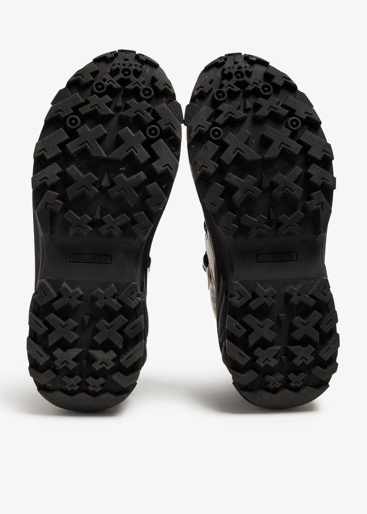 Burberry Pre-Loved Arthur sneakers for Women - Printed in Burberry Pre-Loved Arthur sneakers for Women - Printed in