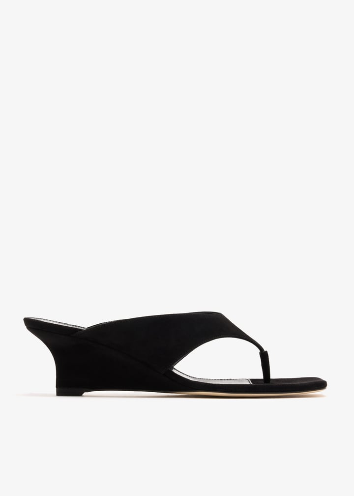 Stuart Weitzman Vinnie 50 thong sandals for Women - Black in Oman