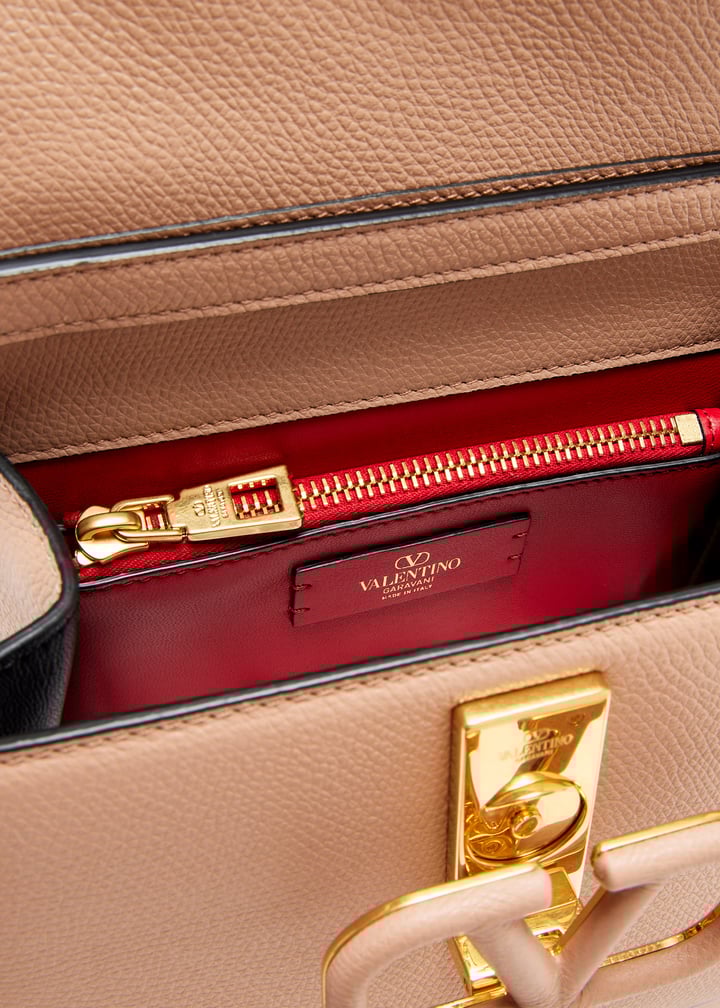 ◆VALENTINO◆ VSLINGフォールドオーバートップトートバッグ Valentino Garavani VSling Bag: Women's Collection