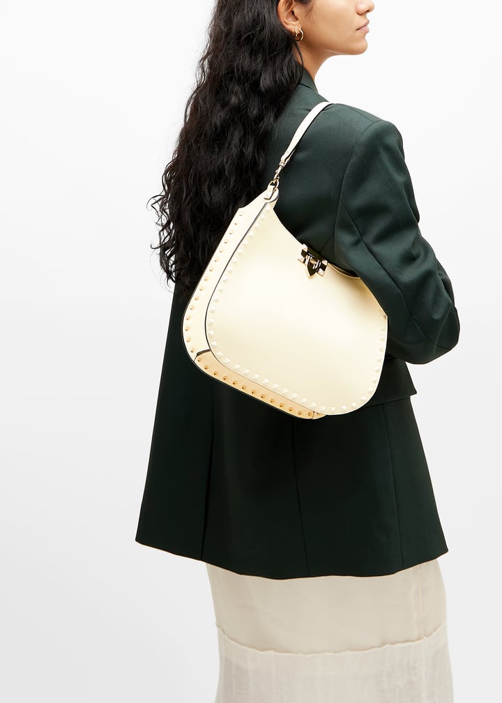 【関税&送料込】Valentino Garavani Hobo Rockstud Vit.St. Valentino Garavani Rockstud hobo bag for Women - White in