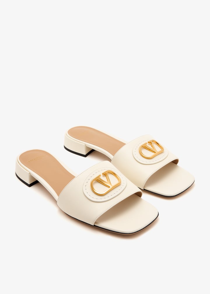サンダル・ミュール VALENTINO Ivory leather VLogo Signature slippers Valentino Garavani VLogo Signature Flat Leather Sandals