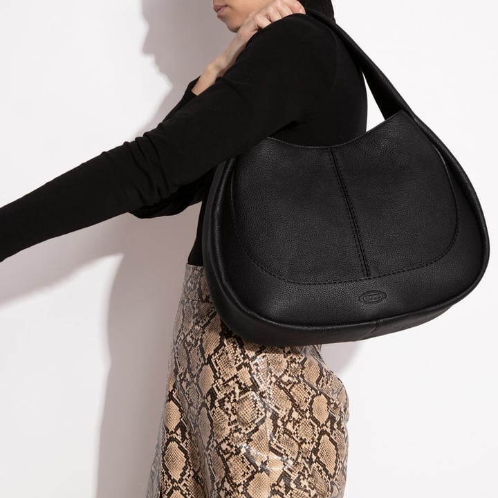 ★TOUT Y EST★ Women's Daily Hobo Bag Black QP122WBG23 QP122 Tod's Shirt Hobo bag for Women - Black in Qatar | Level Shoes