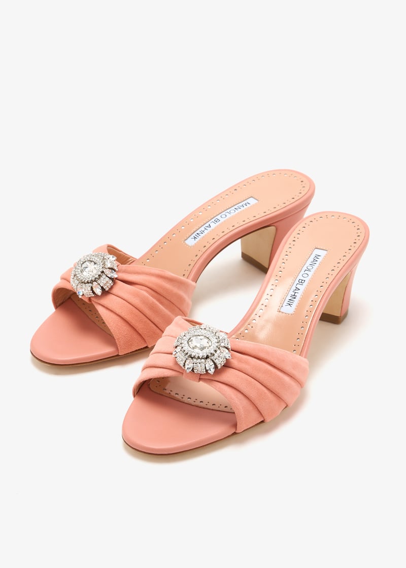 優雅な一足【MANOLO BLAHNIK】Ansaklo 50 装飾スエード ミュール Manolo Blahnik Ruched Suede Crystal Slide Sandals | Neiman