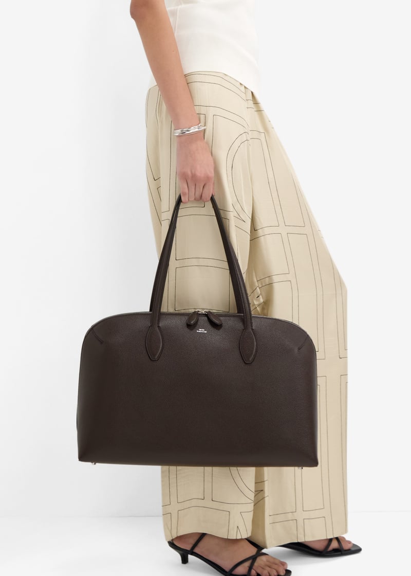 トートバッグ Toteme Grained-leather \"day tote\" dark chocolate Grained-leather day tote dark chocolate – TOTEME