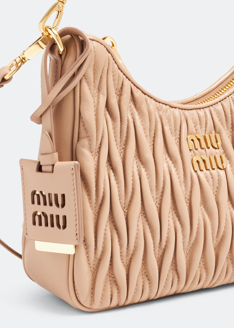 MiuMiuバッグ ミュウミュウの「詰め込み過ぎ」バッグに美を見出す── 多忙な