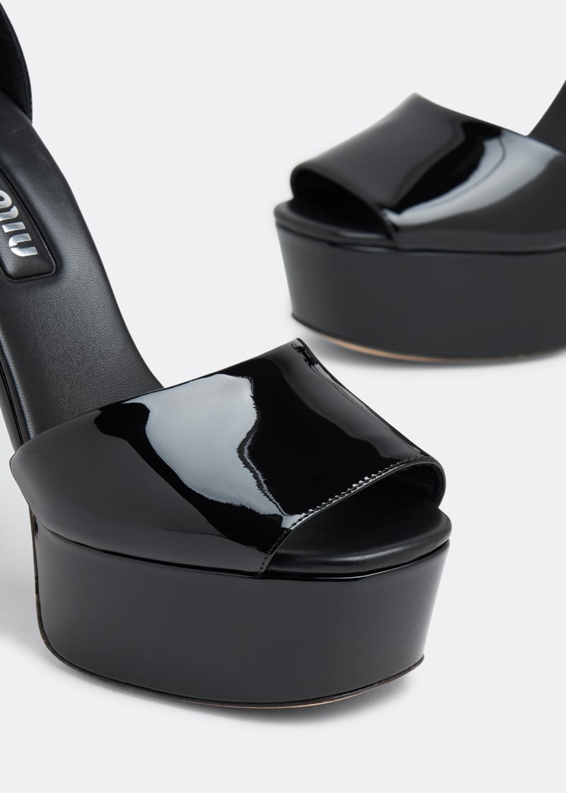 サンダル・ミュール MiuMiu | Patent leather platform sandals Miu Miu patent-leather Platform Sandals | Black | FARFETCH