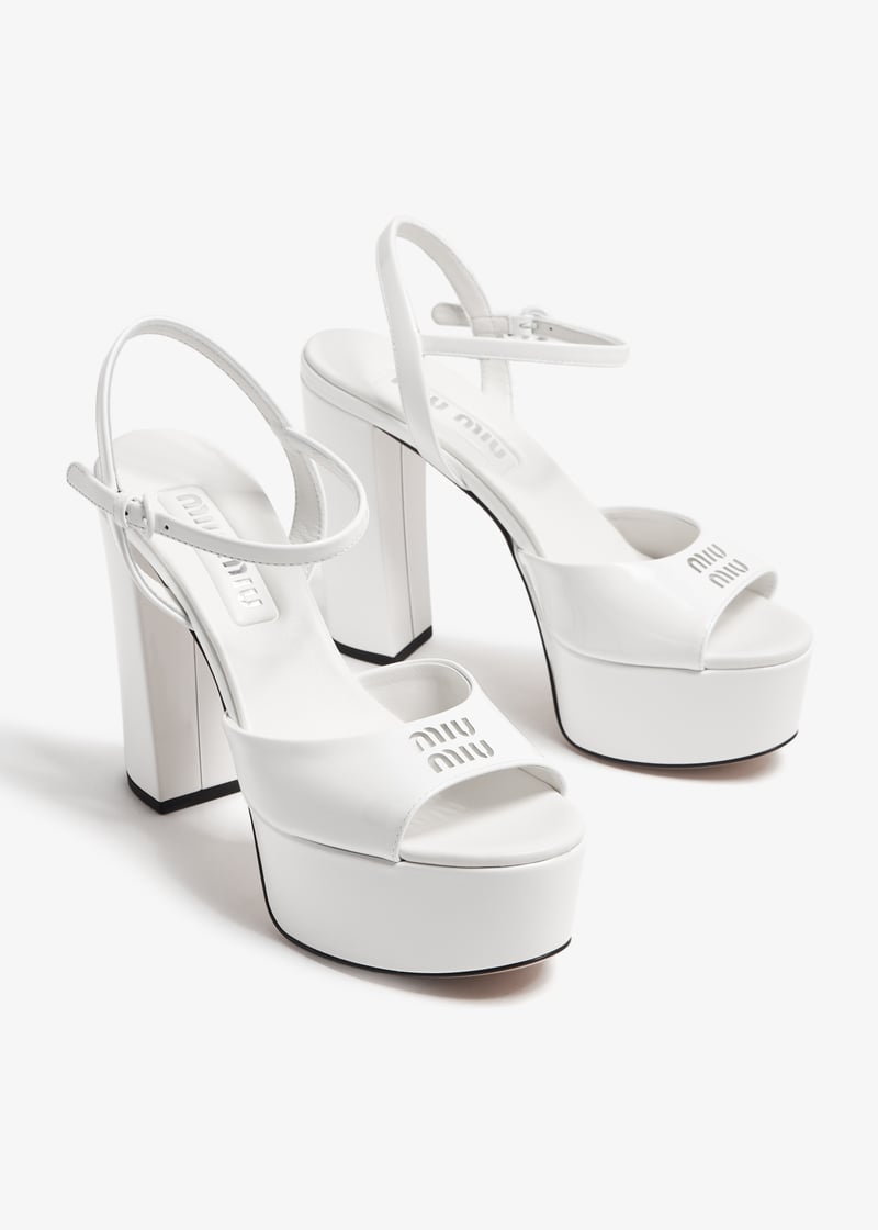 サンダル・ミュール MIU MIU  Miu Miu Sandals Women Patent Leather White/Black Miu Miu Patent leather thong sandals Miu Miu