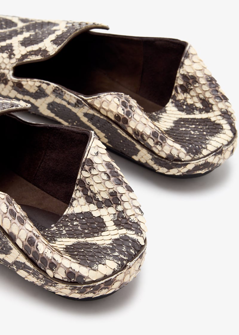 【関税&送料込】Bottega Veneta Ivory Leather Adamo Slippers Bottega Veneta Ivory Leather Adamo Slippers | italist
