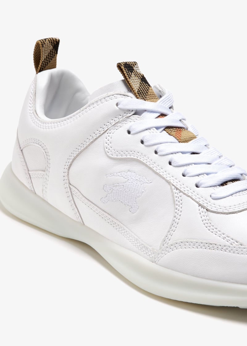 スニーカー BURBERRY Men Sneakers White 8109170 Burberry Matrix sneakers for Men - White in Qatar | Level Shoes