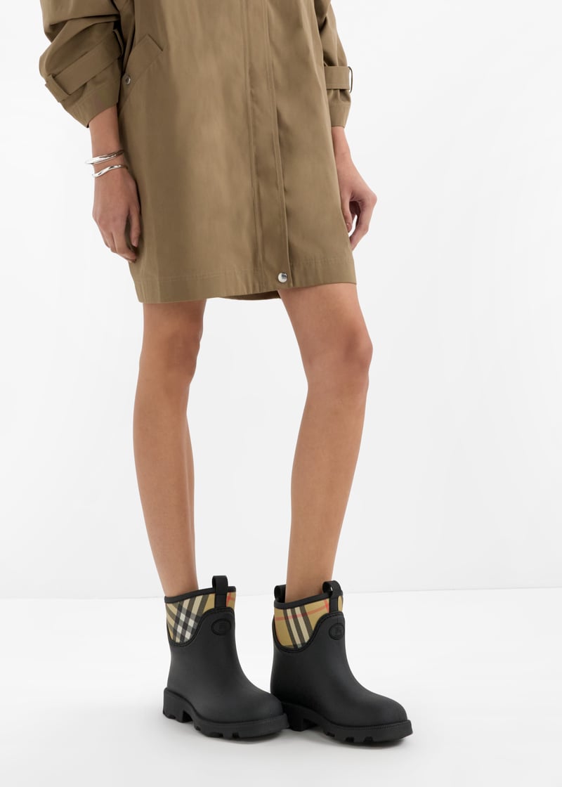 Burberry ♪ ラバー マーシュ スタンプ ローブーツ 8111712 Rubber Marsh Stamp Low Boots​ in Black - Women | Burberry