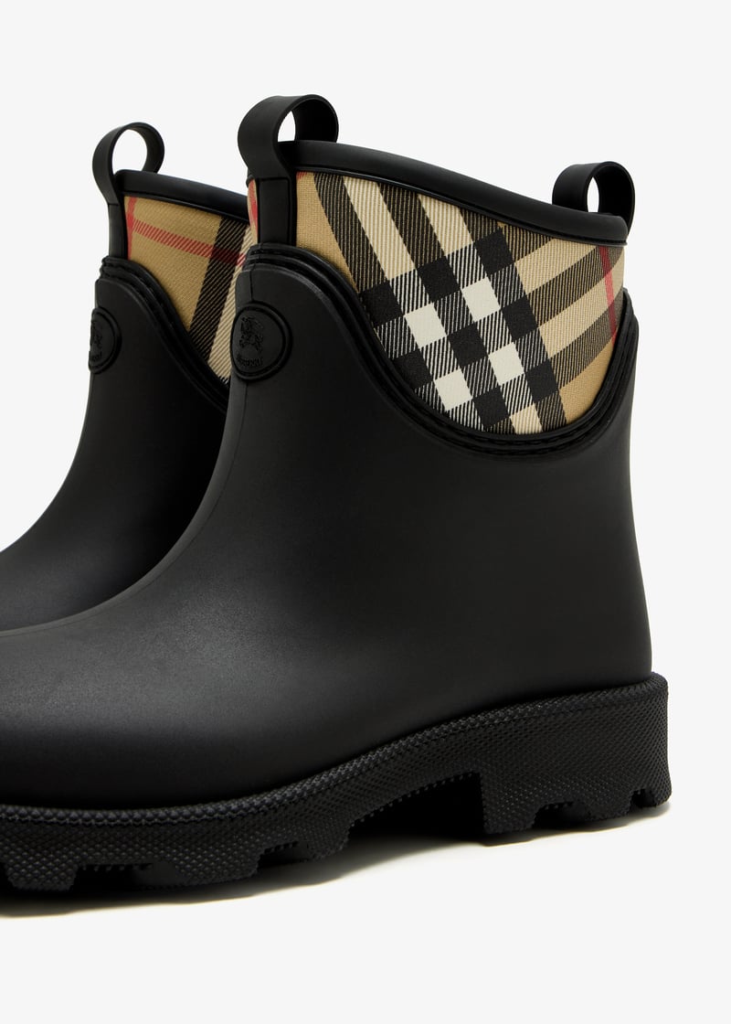 Burberry Marsh Stamp low boots for Women - Black in UAE