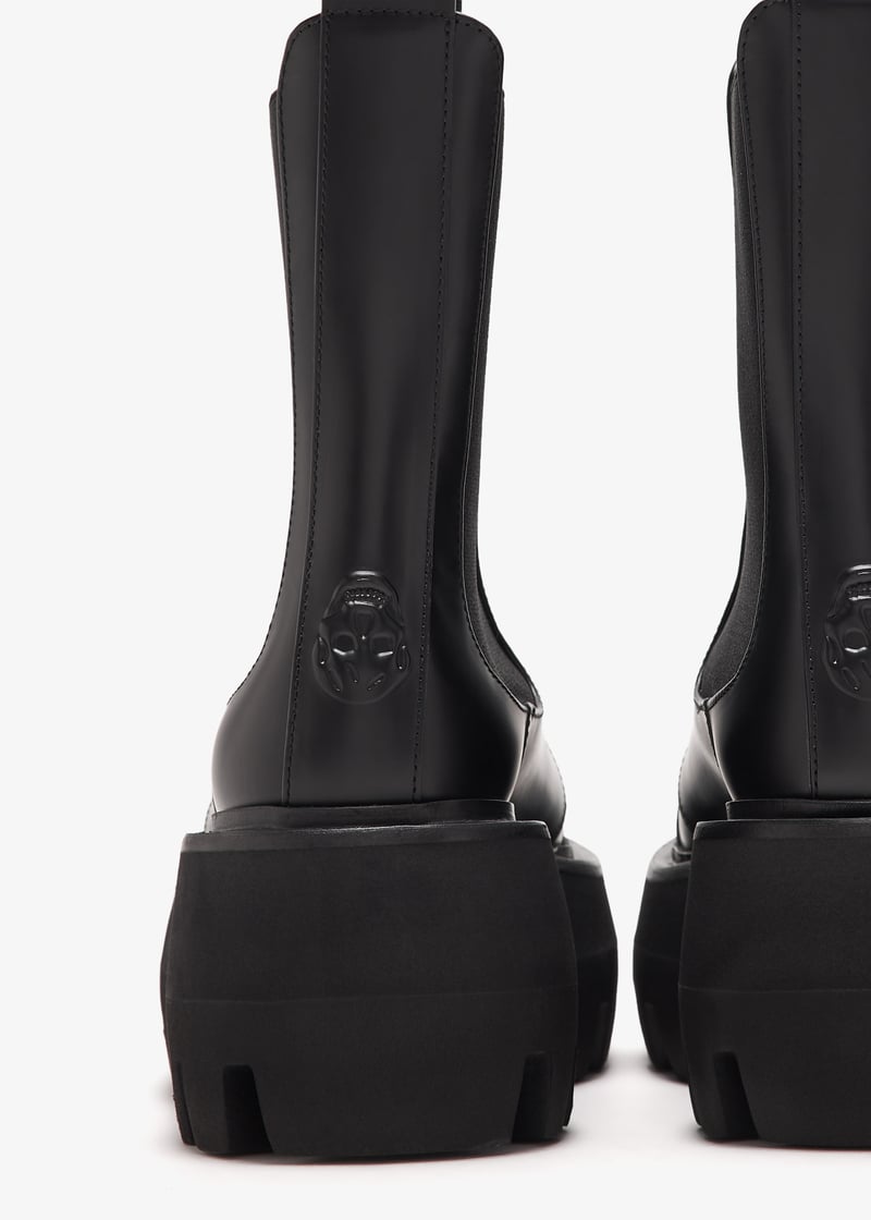 ショートブーツ・ブーティ ALEXANDER MCQUEEN BLACK LEATHER CHELSEA SOFA ANKLE BOOTS MCQUEEN Leather Chelsea boots | THE OUTNET
