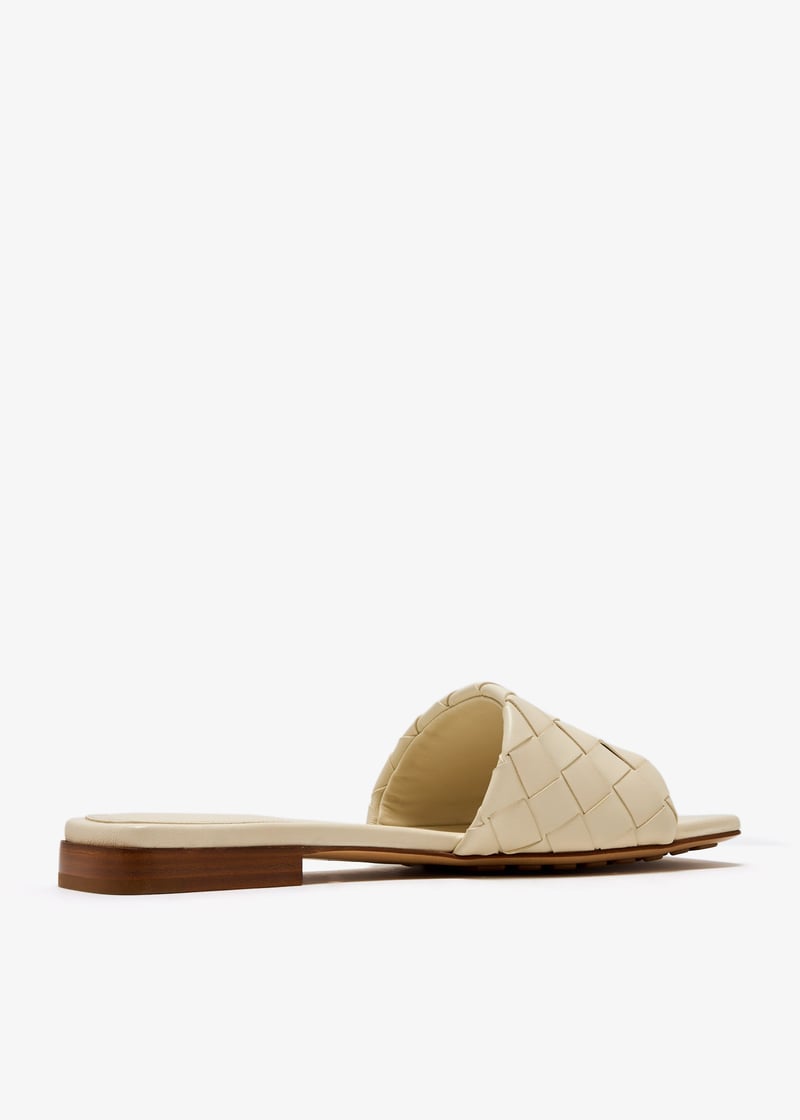 【関税&送料込】Bottega Veneta Ivory Leather Parco Mules Bottega Veneta Parco flat mules for Women - Cream in UAE