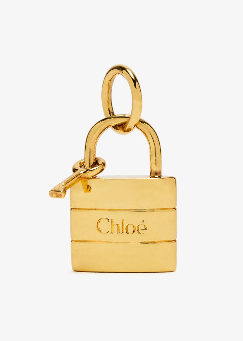 【送関込】Chloe☆クロエ ブラス製Alphabetロックチャーム Chloé Alphabet Lock charm for Women - Gold in KSA | Level Shoes