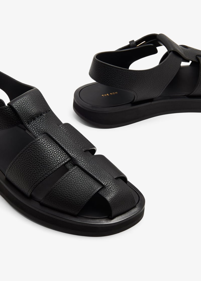 【THE ROW】Fisherman Sandal in Leather★F1203 L129 BLK The Row Fisherman sandals for Women - Black in USA | Level Shoes