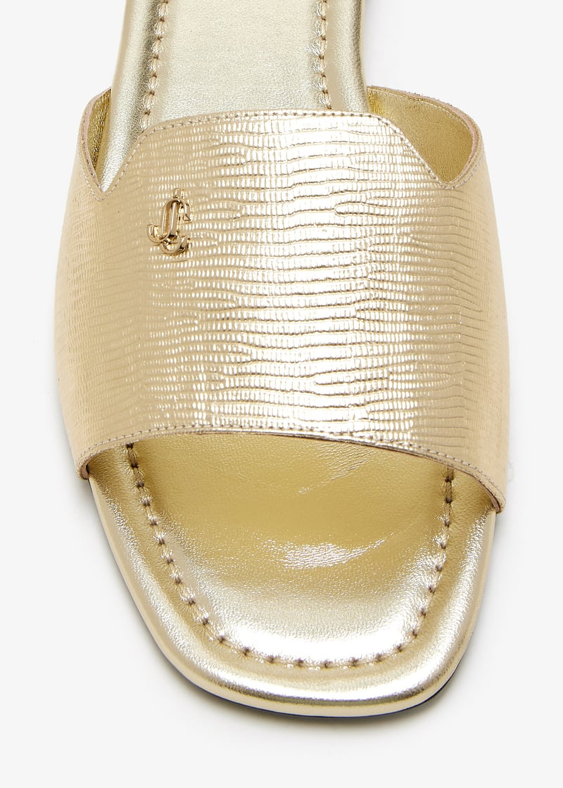 サンダル・ミュール JIMMY CHOO DINA FLAT LEATHER SANDALS Dina metallic leather slides in gold - Jimmy Choo | Mytheresa