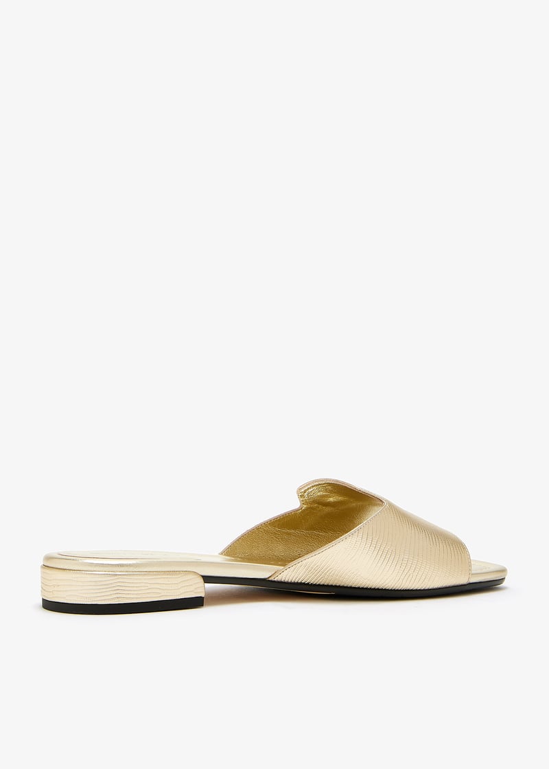 サンダル・ミュール JIMMY CHOO DINA FLAT LEATHER SANDALS Dina metallic leather slides in gold - Jimmy Choo | Mytheresa