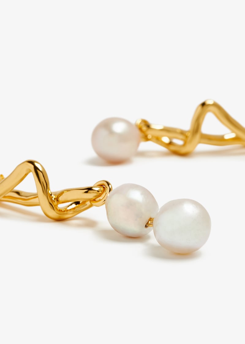 ★MISSOMA★ MOLTEN BAROQUE PEARL MISMATCH DROP EARRINGS Molten Baroque Pearl Mismatch Drop Earrings | Missoma