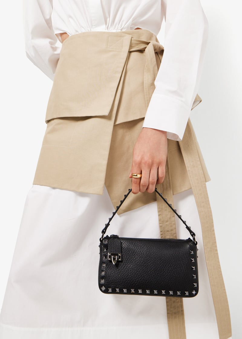 VALENTINO GARAVANI ブラックビジネスバッグ Valentino Garavani Studded Leather Phone Bag | Black | FARFETCH