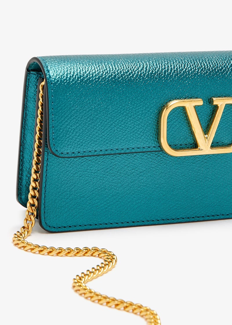 【VALENTINO】V LOGO SIGNATURE CHAIN STRAP WALLET Valentino Garavani VLogo Signature Metallic Grainy Calfskin
